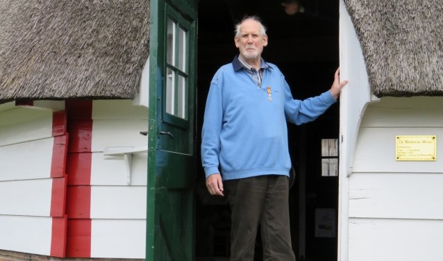Aloys Melenhorst (80) is nog vrijwel wekelijks actief als vrijwillig molenaar op de Warkense Molen. Foto: PR
