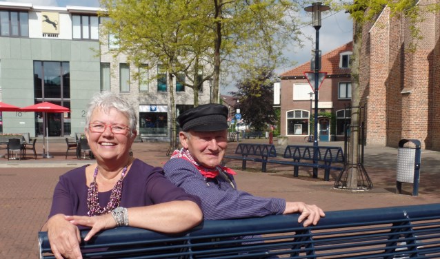 Betty Thoma en Gerrit Klein Kranenbarg op het Kerkplein waar dit jaar de Achterhookse Folkloredansers en gezelligheidskoor Schouder aan Schouder tijdens de 'Reurlse Zommerdagen' nadrukkelijk samenwerken. Foto: Jan Hendriksen.