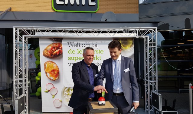 Supermarktmanager John Tiedink (l) en directeur Johan van Heersbeek openen de vernieuwde supermarkt. Foto: Kyra Broshuis
