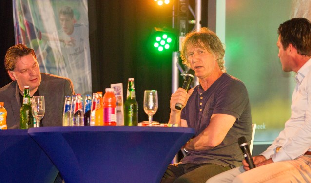 Gertjan Verbeek (midden) spreekt op de sponsoravond van het Marveldtoernooi. Links Eddy van der Leij en rechts Jacques Brinkman. foto: Kyra Broshuis