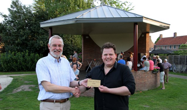 Gosse Terpstra reikt de plaquette uit aan Martijn Hamer. Foto: Liesbeth Spaansen