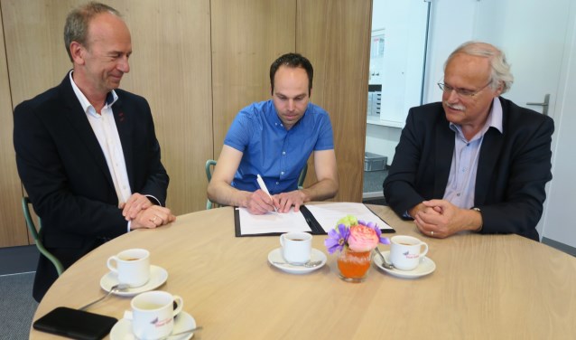 De ondertekening van de intentieverklaring met vlnr Arno Lentfert, Bob Lageschaar en René Hoijtink. Foto: Theo Huijskes