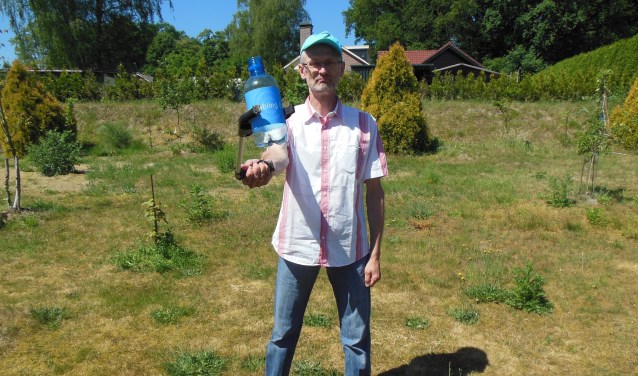 Stoer en onversaagd; De Zwerfieman weet ook met lege plastic flessen wel raad! Foto: Eric Klop