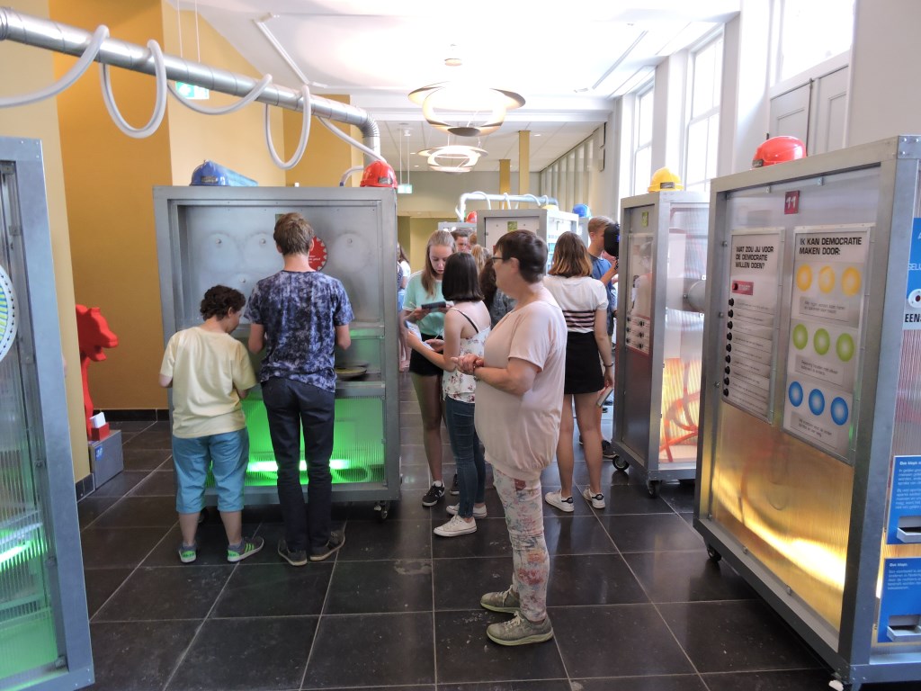 Schaersvoorde leerlingen testen hun kennis van de democratie. Foto: Joost van de Nadort