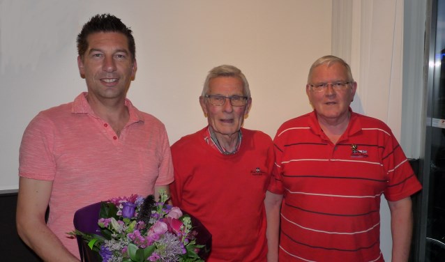 Pascal Rieken, Daan Blom, Wim Hendriksen (VLNR) werden gehuldigd. Foto: PR