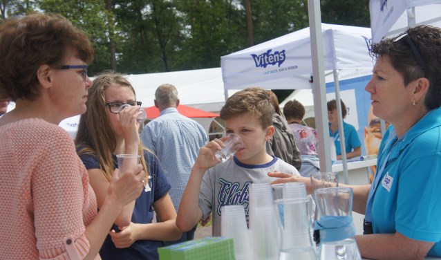 Bezoekers van de open dag proberen het verschil tussen kraanwater en winkelwater te proeven. Foto: Susan Wiendels