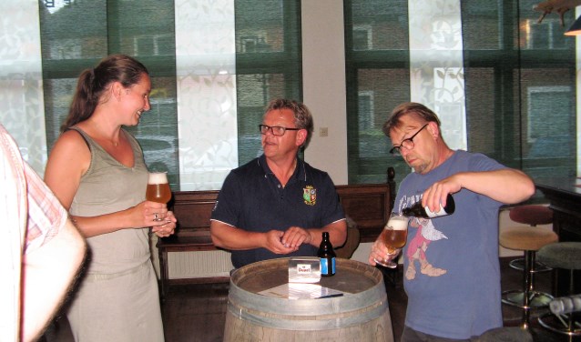Gerco Honders schenkt het nieuwe biertje in voor de vrijwilligers van de Ronde van Bredevoort. Foto: Bart Kraan