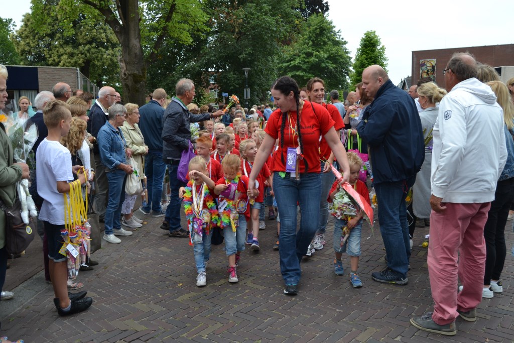Jonge wandelaars krijgen snoep en bloemen. Foto: Karin Stronks