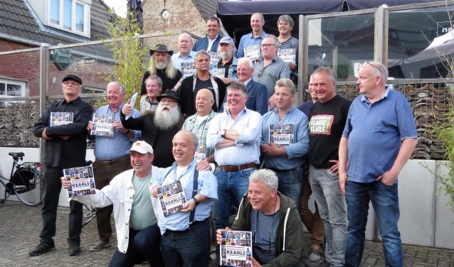 Achterhoekse kearls met het boek Achterhoekse Kearls. Foto: Josée Gruwel