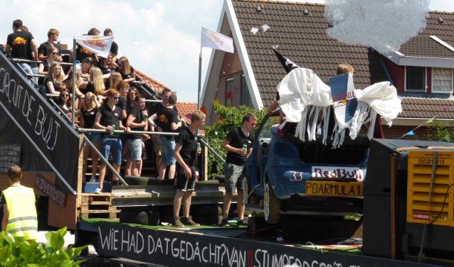 De optocht in Vragender gaat altijd gepaard met veel kabaal en rook. Foto: PR