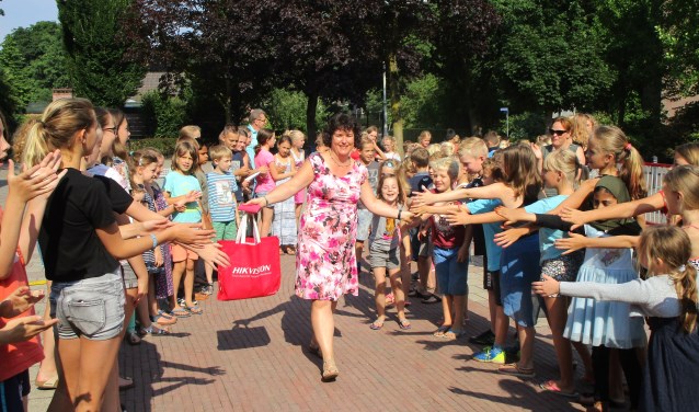 Op haar laatste schooldag werd Sylvia door een erehaag ontvangen. Foto: PR