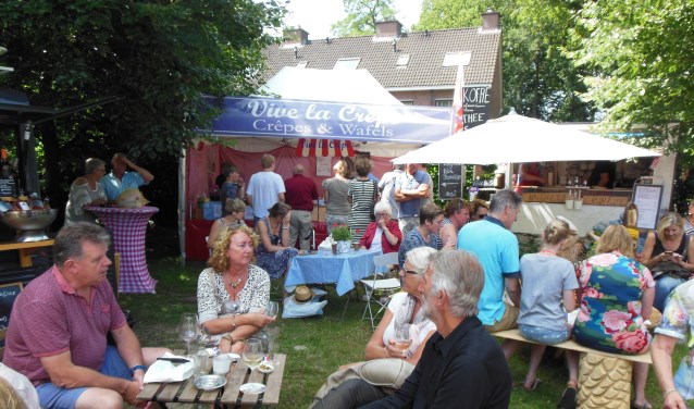 Na het snuffelen naar brocante en kunst, is het op de schaduwrijke terrasje goed toeven. Foto: Eric Klop