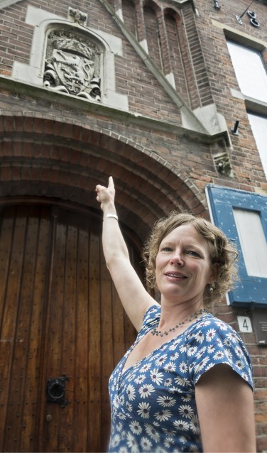 Alize Hillebrink bij de leeuw in het wapen van Zutphen. Foto: Bram Wassink