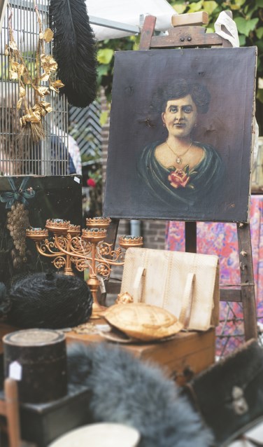 Op de kunstmarkt zijn kunstenaars aan de slag met schilderijen en objecten. Foto: PR