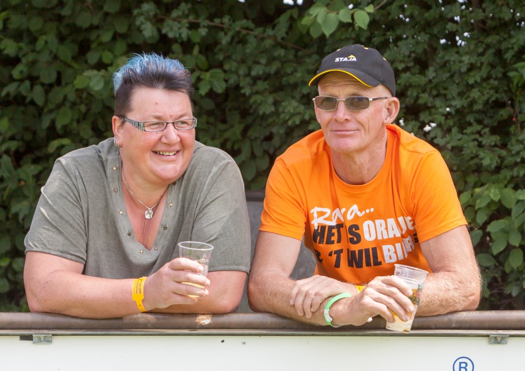Jan Goossens kwam speciaal voor het jubileumweekend van Keijenburgse Boys voor even terug uit Curacao, waar hij sinds 2010 woont. En dus kon hij een biertje drinken met zijn Keijenborgse bekenden, zoals op de foto met Ina Tijken. Foto: René Lovink