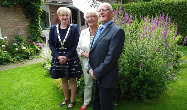 Burgemeester Marianne Besselink kwam naar Hummelo om Herman en Annie van Zadelhoff te feliciteren met hun 60-jarig huwelijk. Foto: Eric Klop