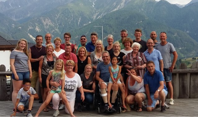 Wilco samen met zijn gezin, familieleden, vrienden en kennissen die hem in Oostenrijk ondersteunden. Foto: PR.