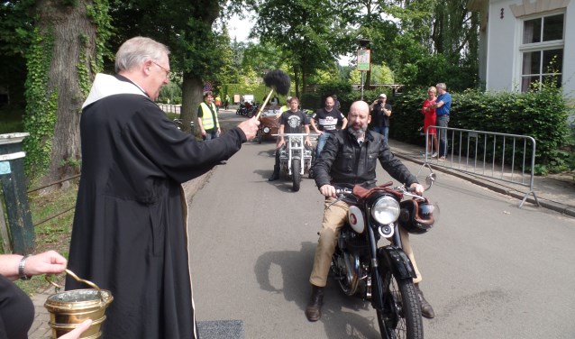 Met een ferme 'zwaai' zegende pastoor Harry Scheve de motoren in. Foto: Jan Hendriksen.