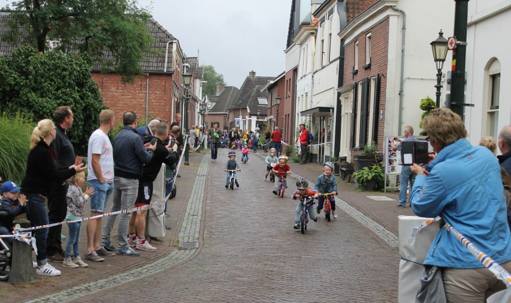 Jonge deelnemers aan de Kinderopvang Bambi Loopfietsenrace. Foto: Leo van der Linde