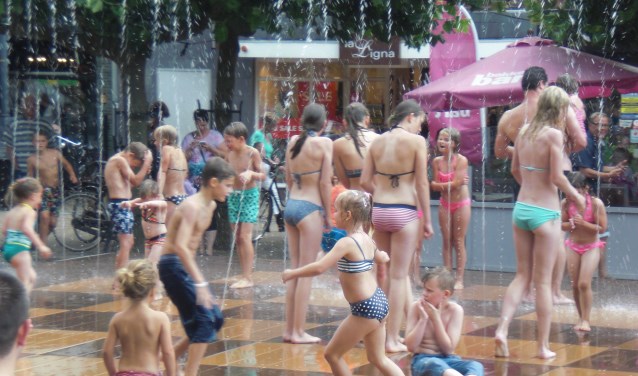 Lekker spelen tussen de waterstralen. Foto: PR