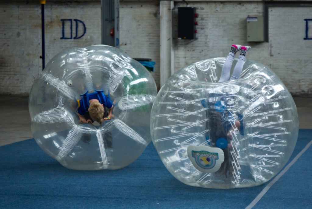 De Bubbelbal is een van de vele speelmogelijkheden bij Kidsfabriek. Foto: PR,