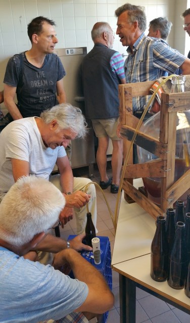 Het eerste Eefdese lokaal gebrouwen biertje is een feit. Foto: PR