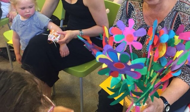 Bloemen voor juf Ina op Leemvoortschool. Foto: PR