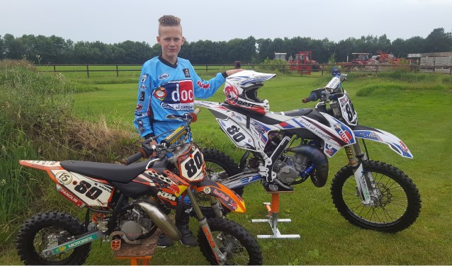Mick tussen zijn eerste motor en zijn huidige 85cc racemonster. Foto: PR