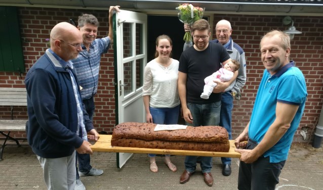 De heren van VIJV bieden de familie een krentewegge aan. Foto: PR