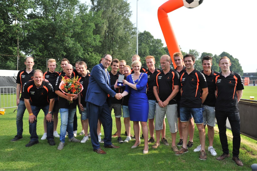 Burgemeester Besselink overhandigt de koninklijke erepenning aan voorzitter Marcel Melgers van Keijenburgse Boys. Foto: Achterhoekfoto.nl/John Mokkink
