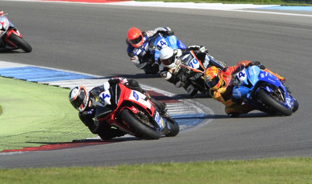 Thijs Peeters met nummer 84 op volle snelheid over het asfalt. Foto: OW Cup Assen: Henk Teerink