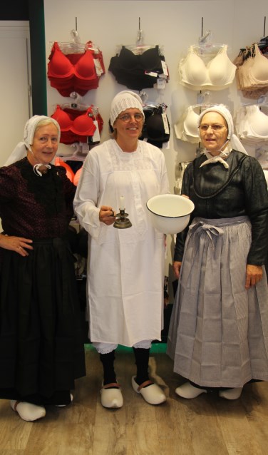 V.l.n.r.: Gerda Hulshof, Lusanne Klein Kranenbarg (Lusanne Lingerie) en Dini te Brinkhof in de autentieke folklore en nachtkleidng uit het begin van de vorige eeuw. Foto: PR.