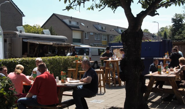 Na een ochtend werken smullen de vrijwilligers van Buurtservice van hun pannenkoek. Foto: Meike Wesselink