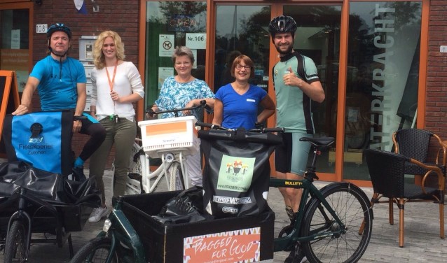 V.l.n.r.: Benno Geerlings, Zoef fietskoerier Zutphen, Manouk Dolleman, Sutfene, Jenneke Scholten, Sensire, Birgit Bergman, Buurtzorg en Martijn Rozendal, Fietskoeriers Zutphen. Foto: PR