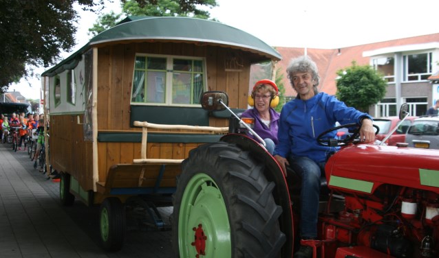 Juf Corry werd bij school opgehaald met een trekker met een huifkar erachter, door Gery Groot Zwaaftink. Foto: PR