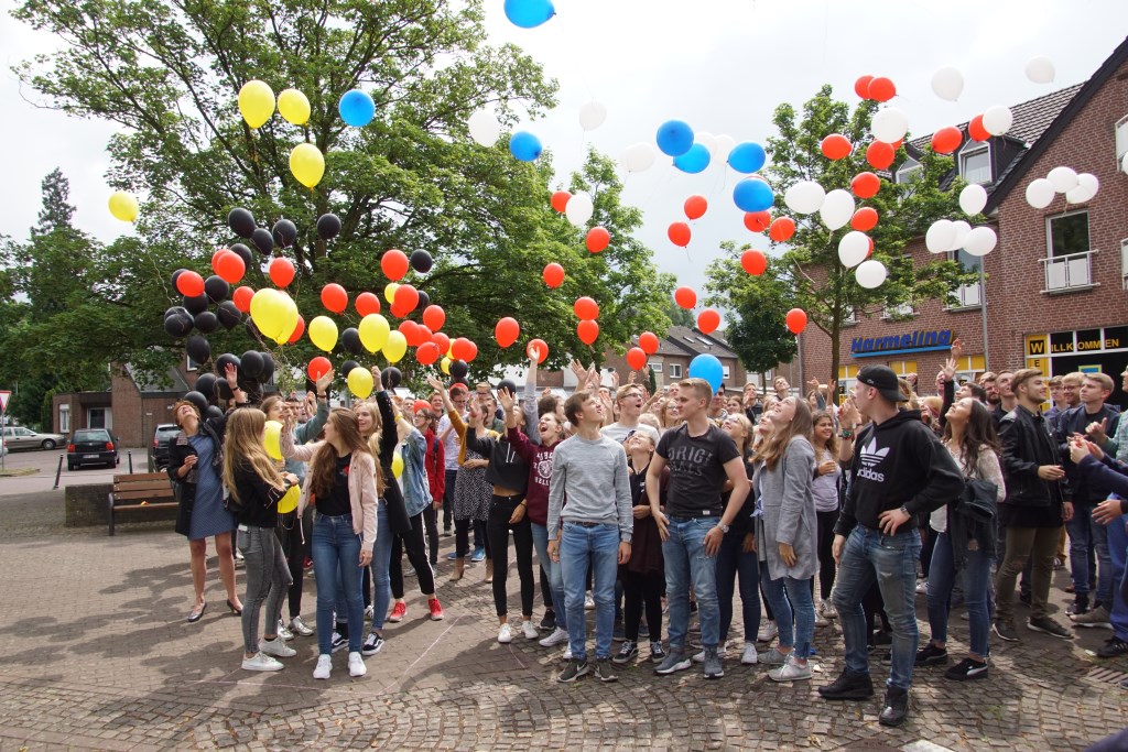 Ballonnen in Nederlandse en Duitse kleuren worden opgelaten. Foto: Frank Vinkenvleugel