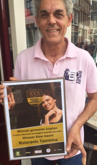 Een trotse Claudio, eigenaar van Ristorante Pizzeria Taormina, met de Silver award. Foto: PR