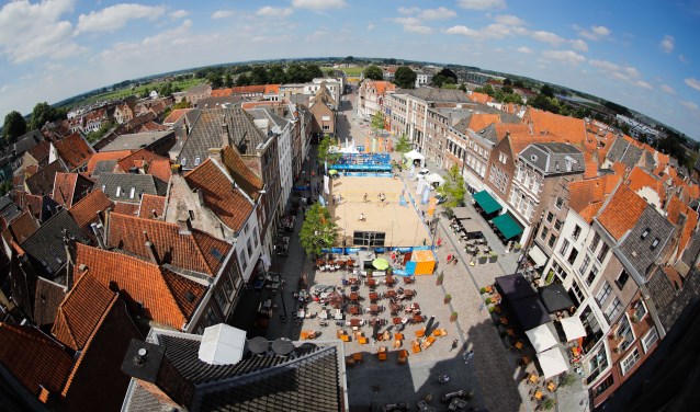 Blik van bovenaf op het beachvolleybalterrein op de Groenmarkt. Foto: Pim Waslander