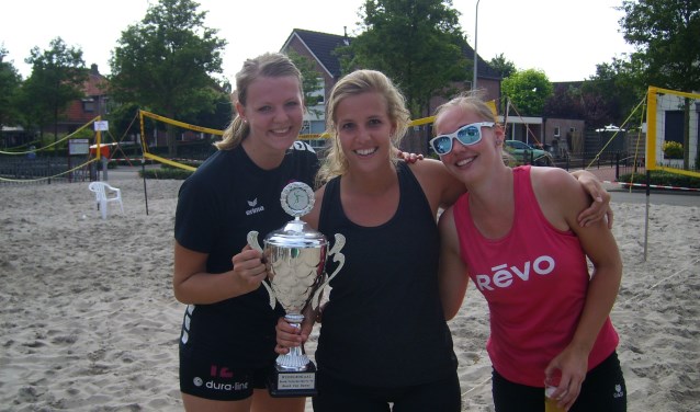 Het winnende team van de dames Beach Cup, 'Laatkomers' poseert met de behaalde prijzen. Foto: PR