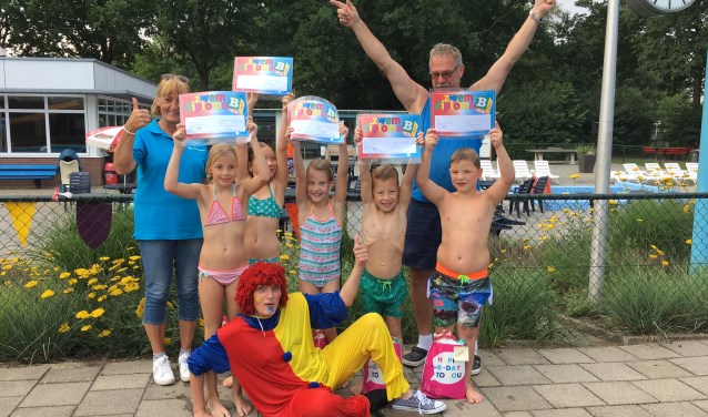 Marga Jacobs, Marcel van Ree, clown Kriebel en de kinderen met hun diploma's. Foto: PR