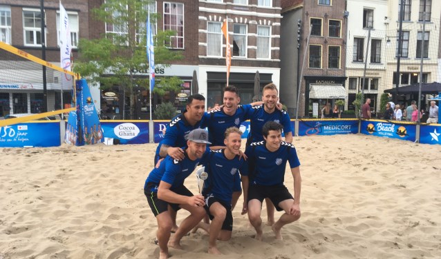 In de finale bleek zvv AZC uiteindelijk net iets sterker dan Warnsveldse Boys en kon de beker in ontvangst nemen. Foto: PR