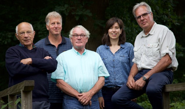 V.l.n.r. Kees Mortier uit Zelhem (penningmeester), Peter Bielars uit Vorden (secretaris), Cees van der Jagt uit Baak (voorzitter), Gerlinde Bulten uit Zelhem en Joost Bakker uit Vorden. Foto: Hans Thijssen