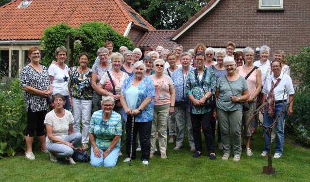 Dames van Vrouwen van Nu Gelderland op tuinenbezoek in Steenderen. Foto: PR