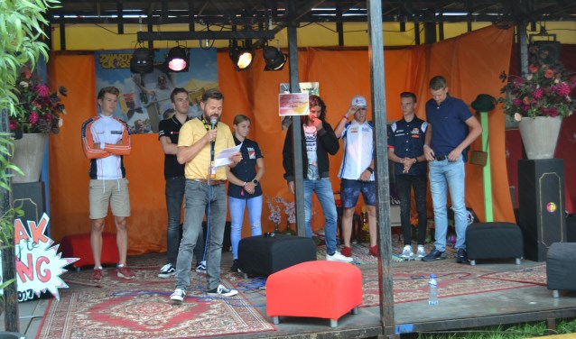 Gijs Jolink en Hendrik Jan Lovink met zes van de zeven talenten. Foto: Karin Stronks
