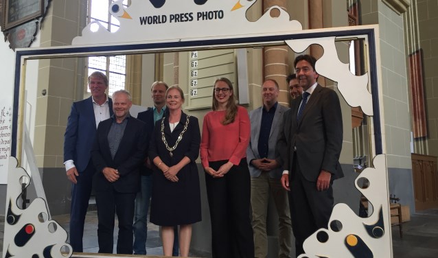 De officiële openingshandeling was, hoe kan het ook anders, het maken van een foto. Foto: Bernadet te Velthuis