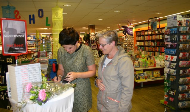 Marloes signeert haar tweede detective. Foto: PR