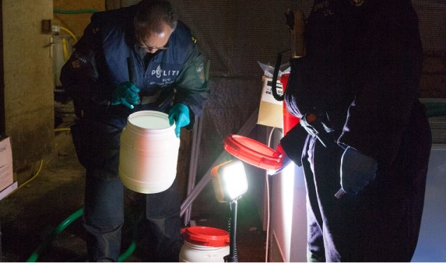 Agenten onderzoeken het drugslab. Foto: Politie
