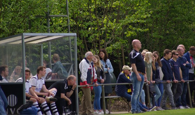 De vertrouwde trainersstaf van NVC staat ook in het nieuwe seizoen langs de lijn. Rechts staand trainer Jan Stern, zittend assistent Bennie Bannink. Foto: PR NVC