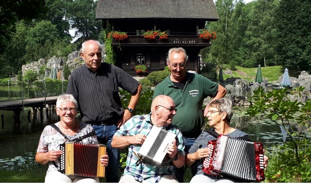 Staand Johannes Hoven(links) en Werner Boland, zittend Jannie Hendriksen (links), Albert Plucker en Riek Egbers. Foto: Waltraud Wensink