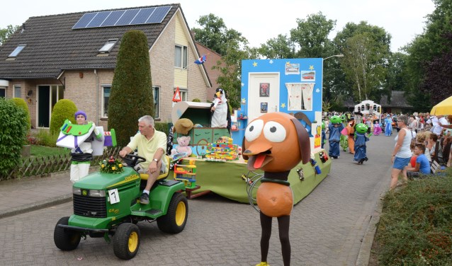 De optocht tijdens het Oranjefeest Vierakker-Wichmond zorgt altijd voor veel saamhorigheid onder de deelnemers en is van een hoog niveau. Foto: PR